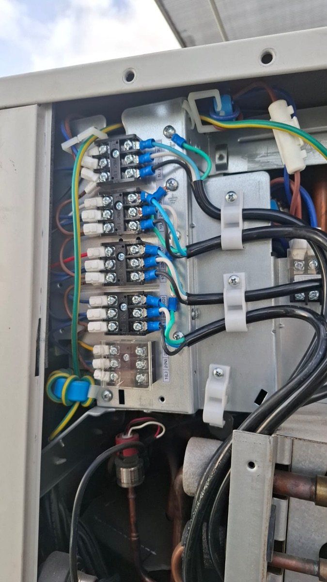 Painel elétrico com relés para climatização