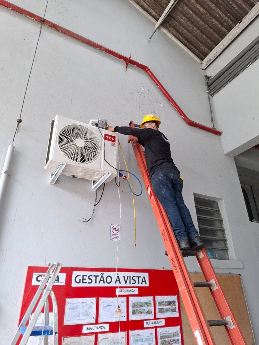 Técnico da Prime Service instalando ar-condicionado em São Paulo