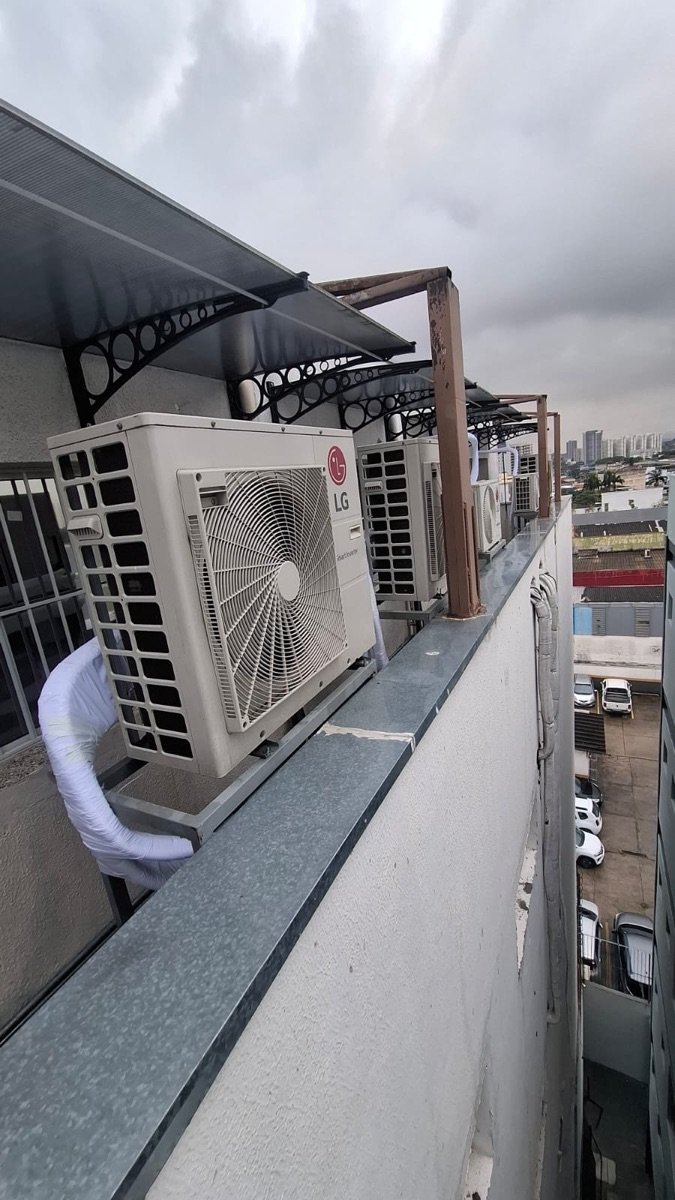 Instalação comercial de unidades LG em telhado
