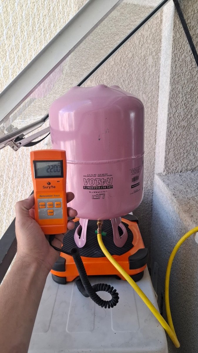 Recarga de gás refrigerante com balança de precisão